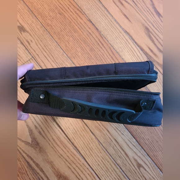 Targus DVD401 Portable DVD Carrying Case with handle - Picture 7 of 11